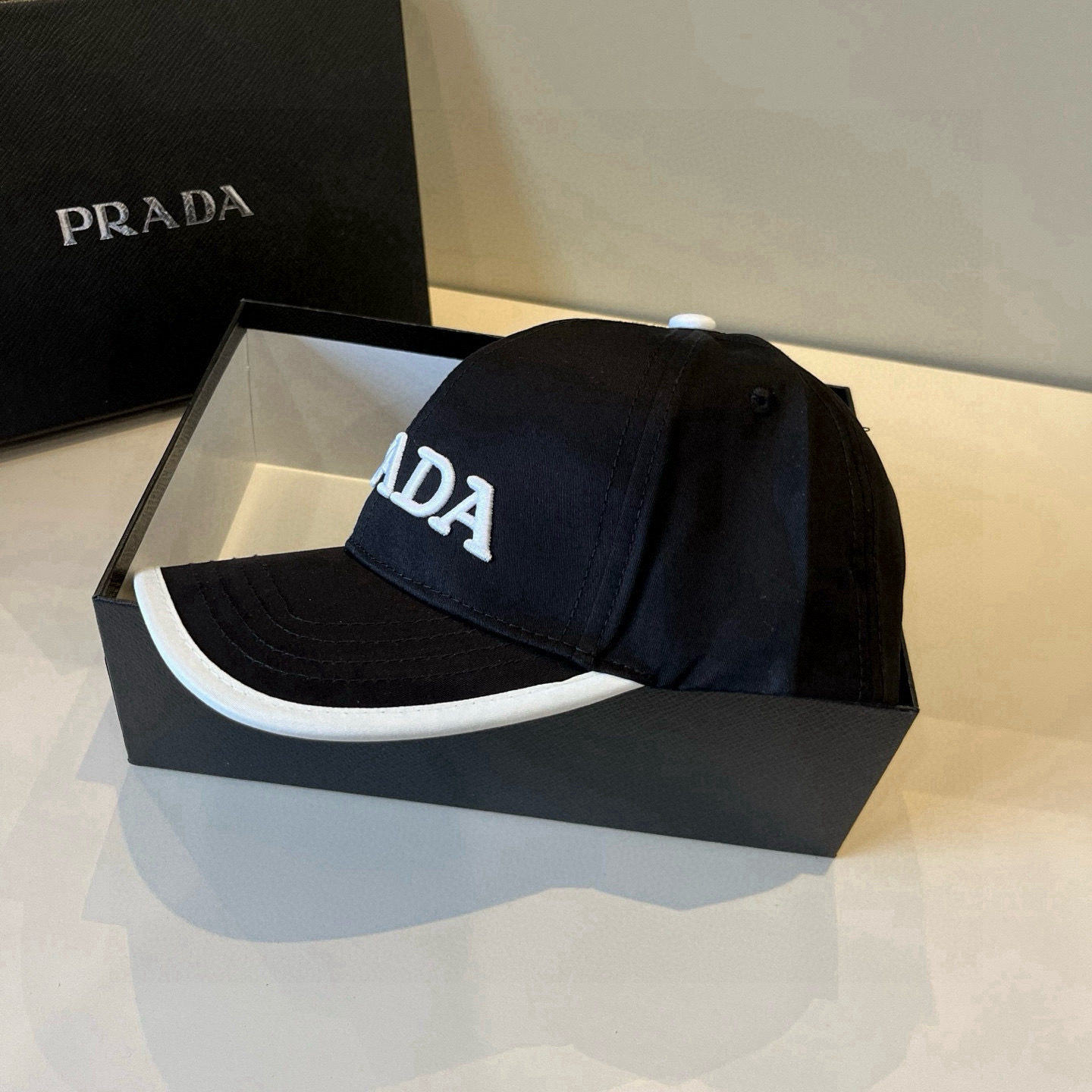 
普拉达 PRADA 新品经典棒球帽 代购版本！时尚潮流，高端做工！非一般的品质，细节看实拍哦