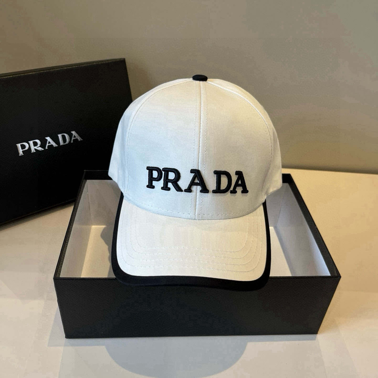 
普拉达 PRADA 新品经典棒球帽 代购版本！时尚潮流，高端做工！非一般的品质，细节看实拍哦