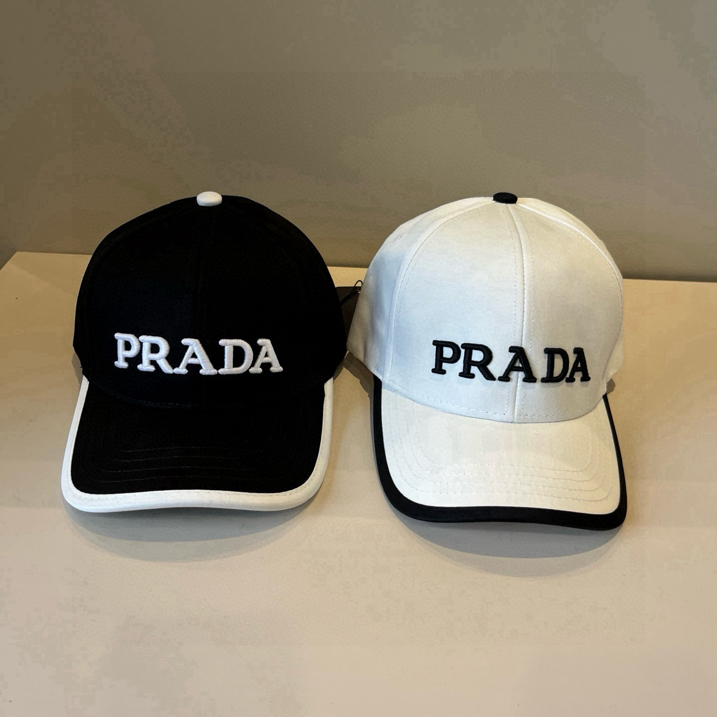 
普拉达 PRADA 新品经典棒球帽 代购版本！时尚潮流，高端做工！非一般的品质，细节看实拍哦