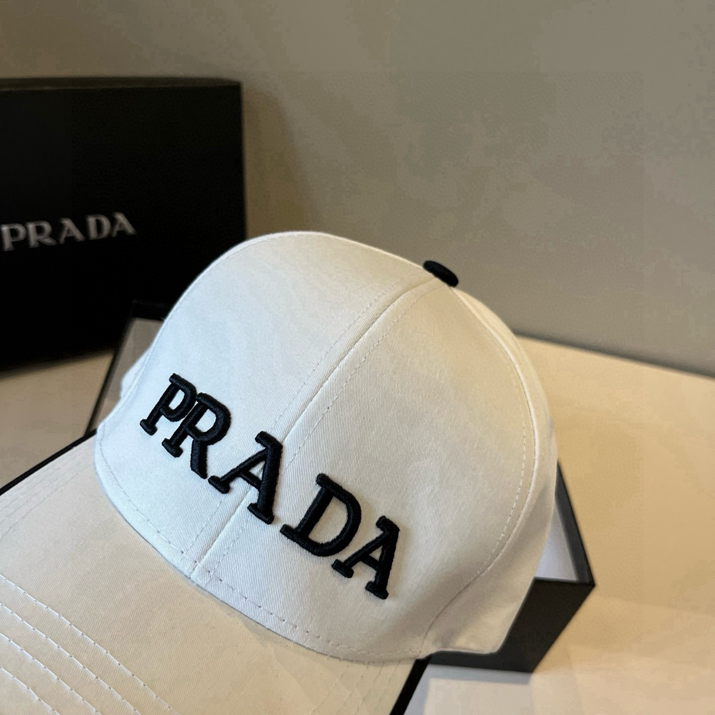 
普拉达 PRADA 新品经典棒球帽 代购版本！时尚潮流，高端做工！非一般的品质，细节看实拍哦