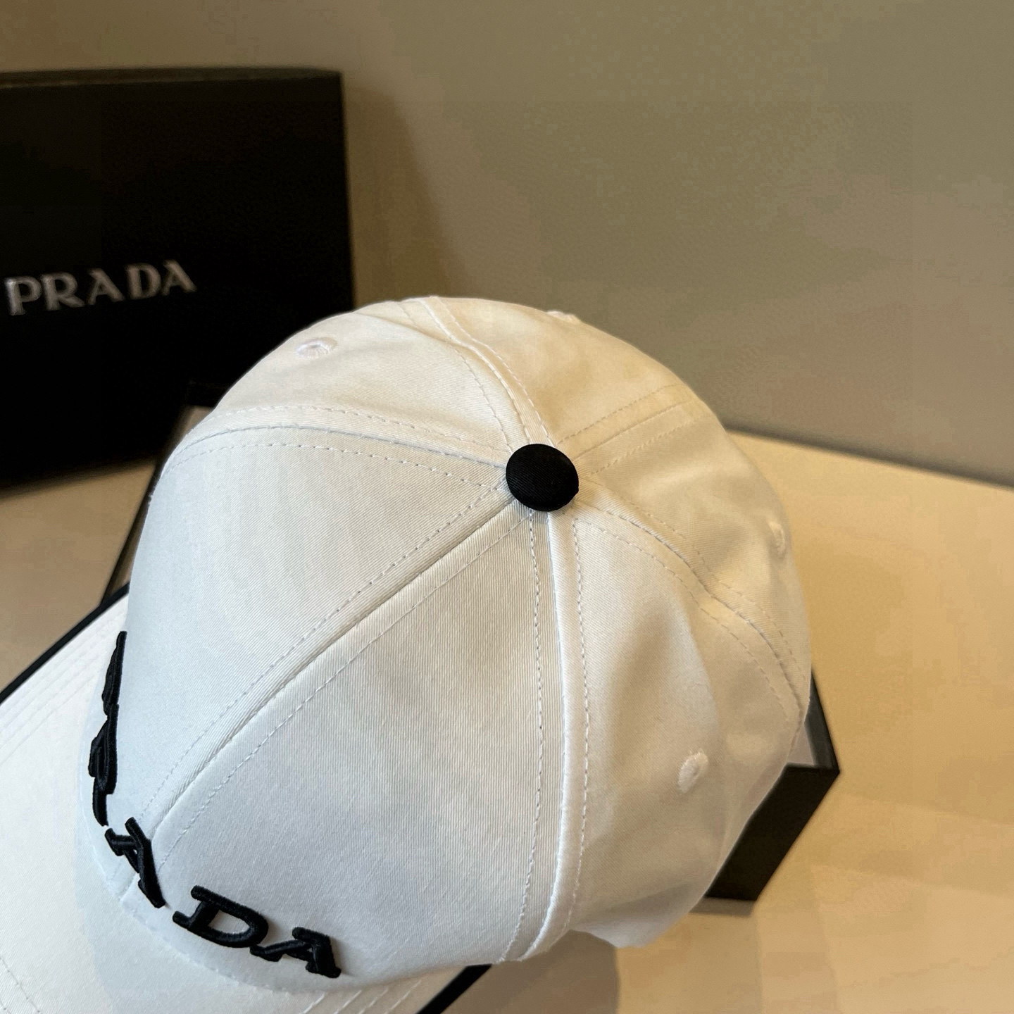 
普拉达 PRADA 新品经典棒球帽 代购版本！时尚潮流，高端做工！非一般的品质，细节看实拍哦