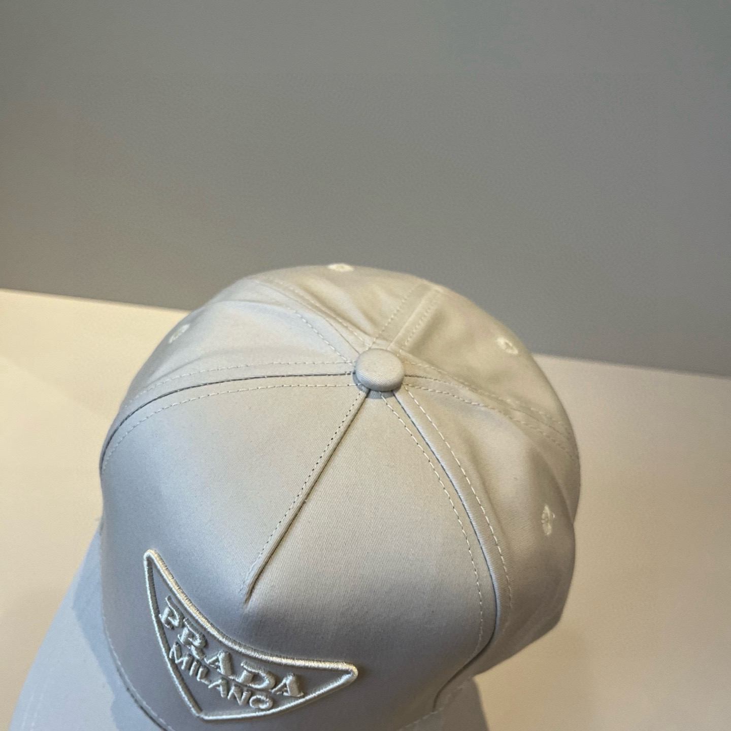 
普拉达 PRADA 新品经典棒球帽 代购版本！时尚潮流，高端做工！非一般的品质，细节看实拍哦