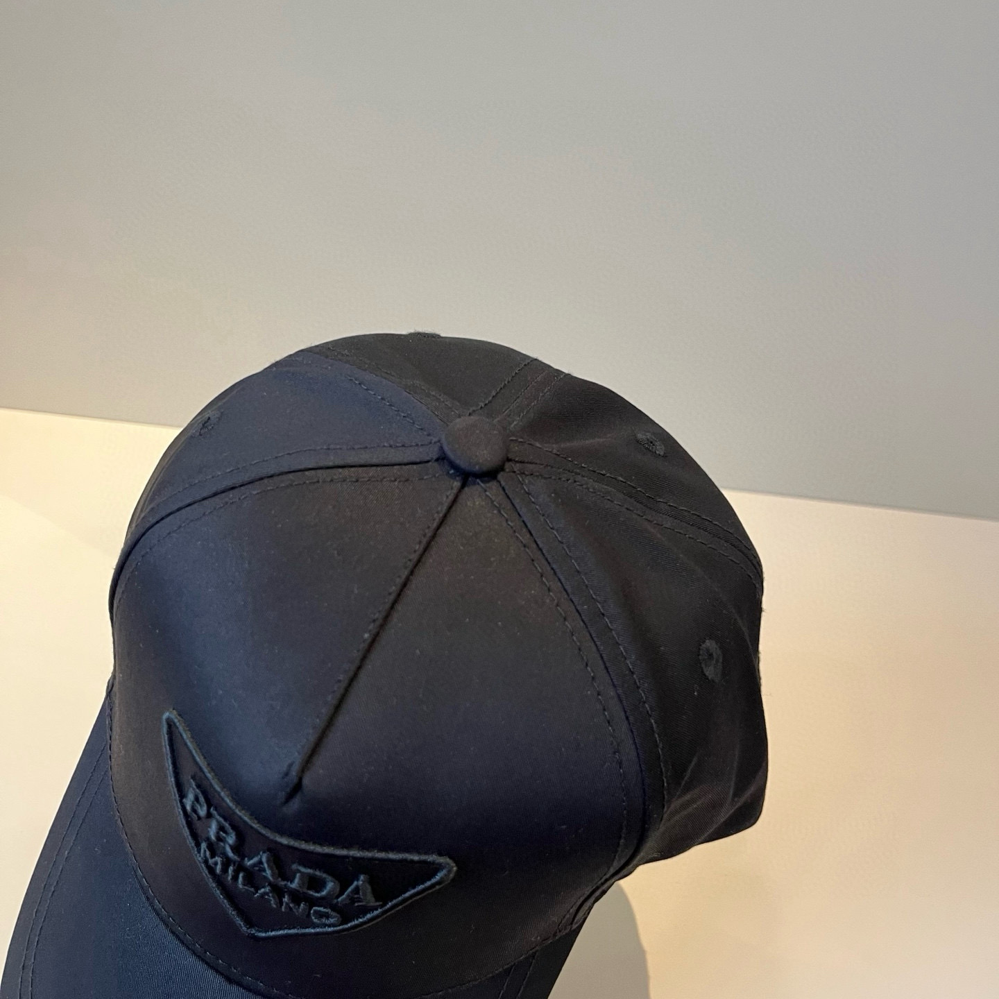 
普拉达 PRADA 新品经典棒球帽 代购版本！时尚潮流，高端做工！非一般的品质，细节看实拍哦