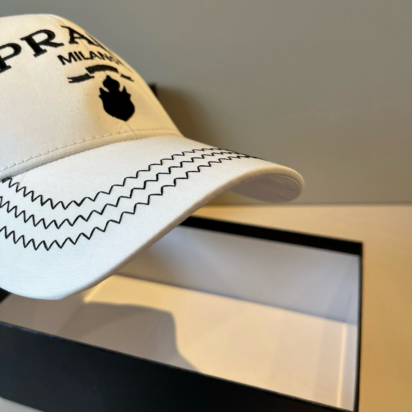 
普拉达 PRADA 新品经典棒球帽 代购版本！时尚潮流，高端做工！非一般的品质，细节看实拍哦