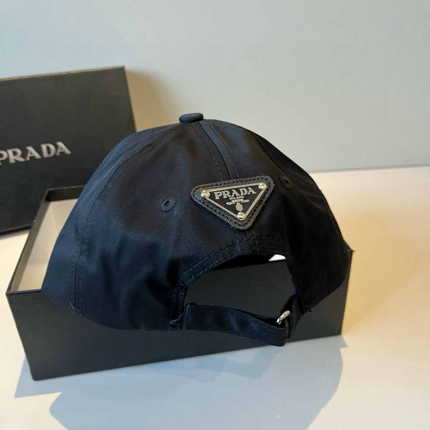
普拉达 PRADA 新品经典棒球帽 代购版本！时尚潮流，高端做工！非一般的品质，细节看实拍哦