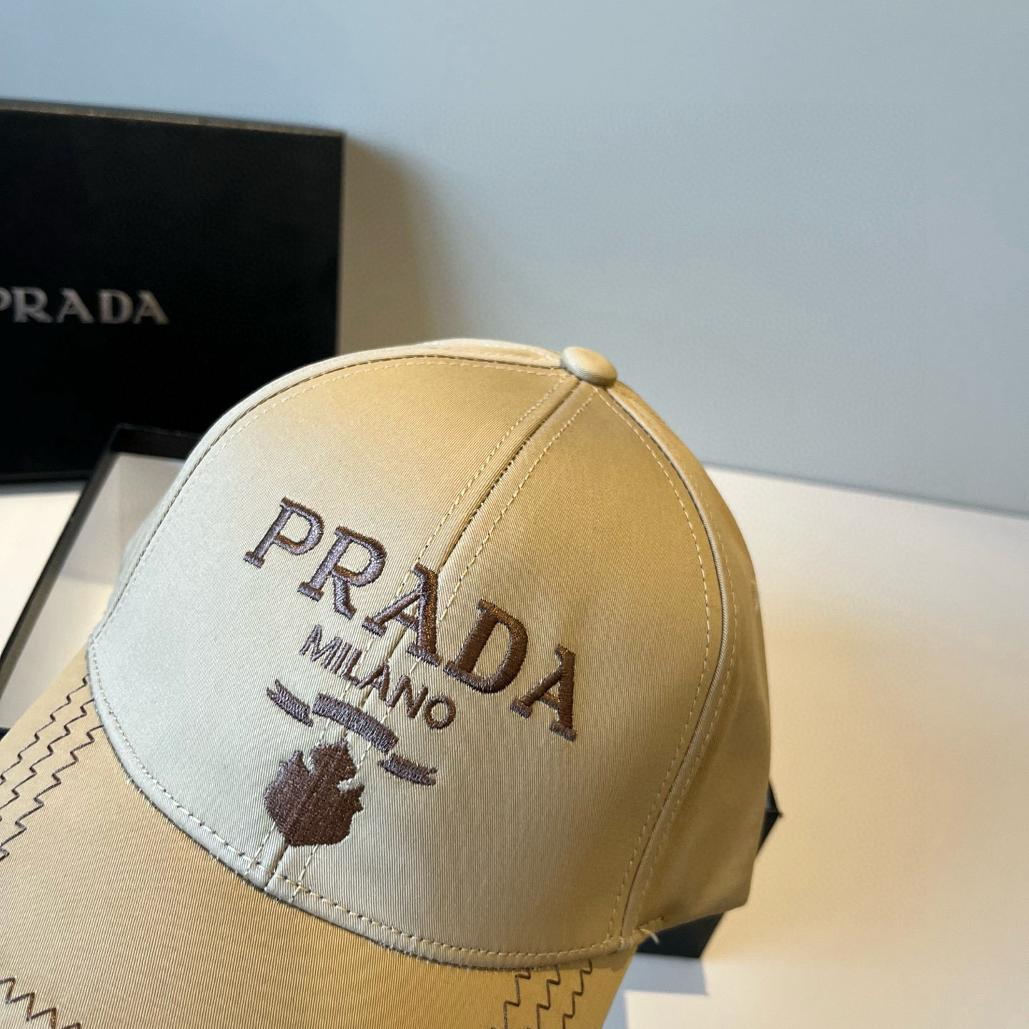 
普拉达 PRADA 新品经典棒球帽 代购版本！时尚潮流，高端做工！非一般的品质，细节看实拍哦