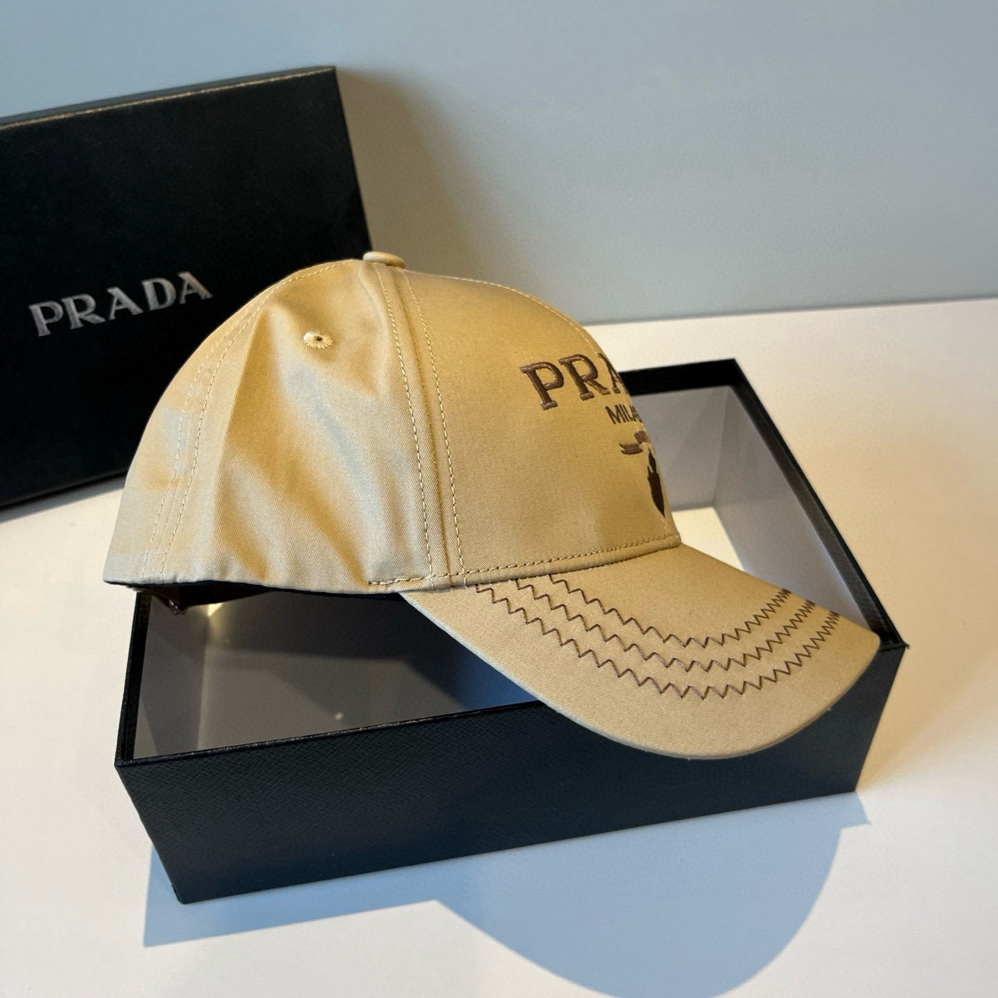 
普拉达 PRADA 新品经典棒球帽 代购版本！时尚潮流，高端做工！非一般的品质，细节看实拍哦
