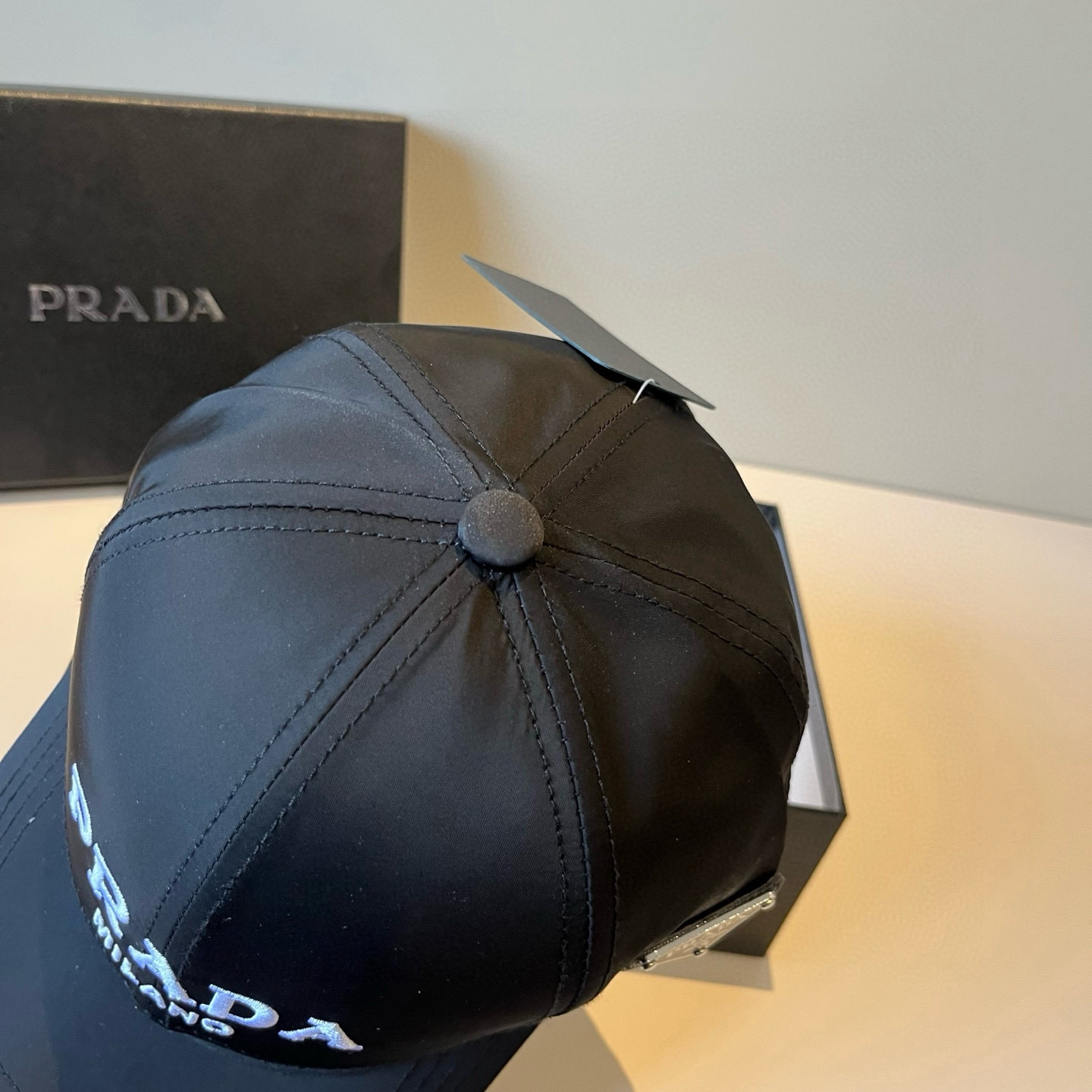 
普拉达 PRADA 新品经典棒球帽 代购版本！时尚潮流，高端做工！非一般的品质，细节看实拍哦