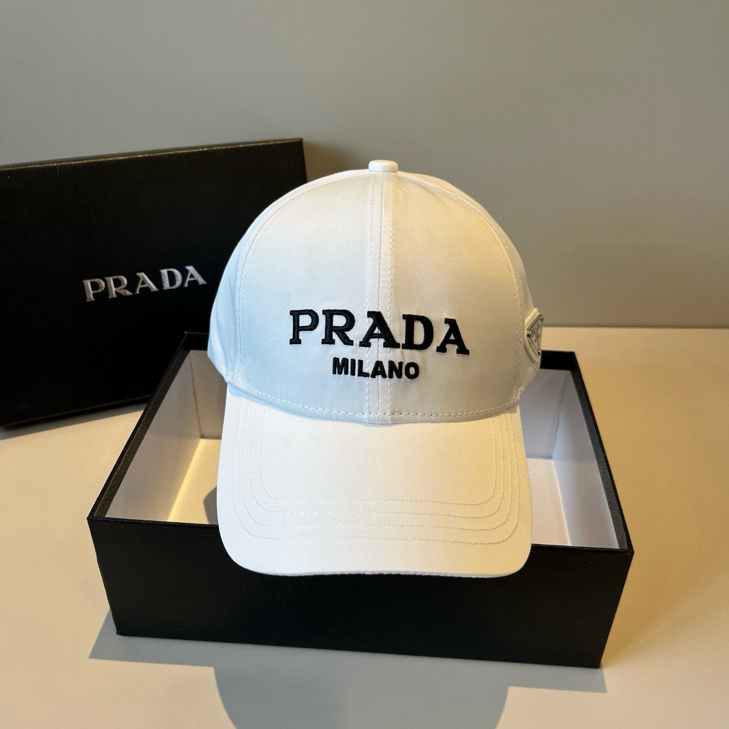 
普拉达 PRADA 新品经典棒球帽 代购版本！时尚潮流，高端做工！非一般的品质，细节看实拍哦