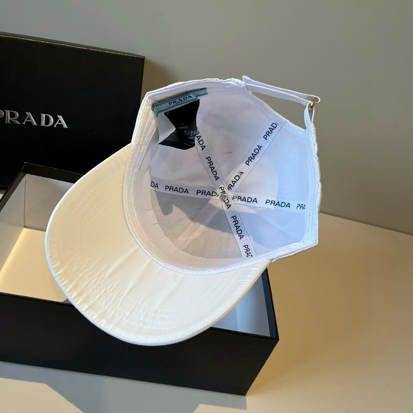 
普拉达 PRADA 新品经典棒球帽 代购版本！时尚潮流，高端做工！非一般的品质，细节看实拍哦