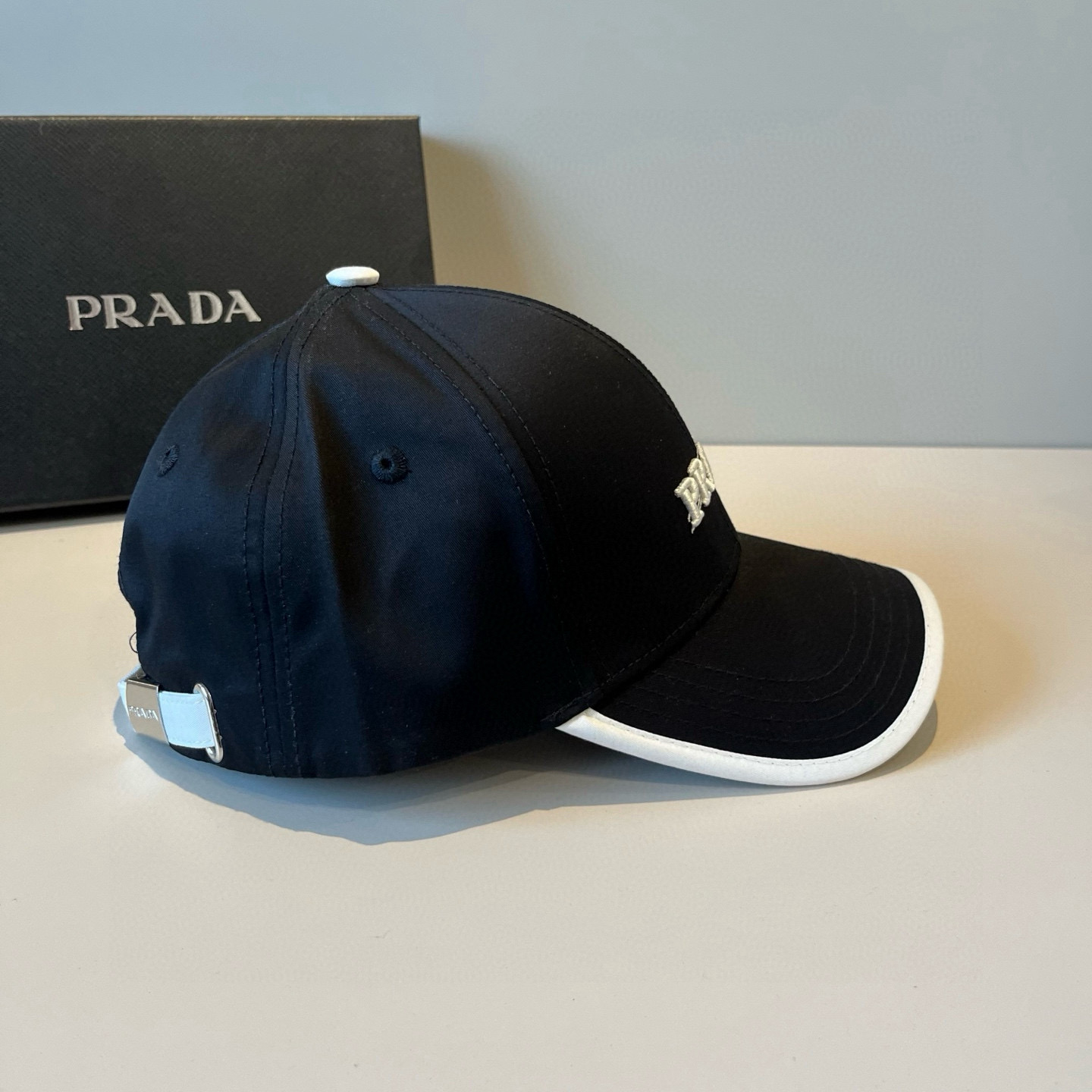 
普拉达 PRADA 新品经典棒球帽 代购版本！时尚潮流，高端做工！非一般的品质，细节看实拍哦