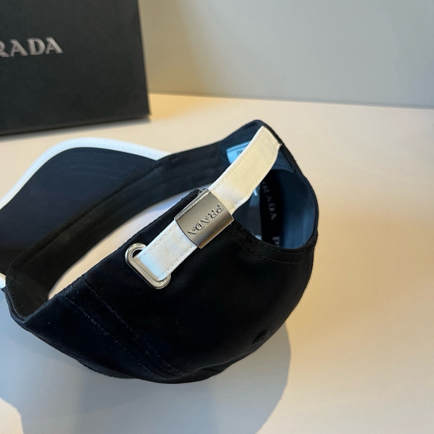 
普拉达 PRADA 新品经典棒球帽 代购版本！时尚潮流，高端做工！非一般的品质，细节看实拍哦