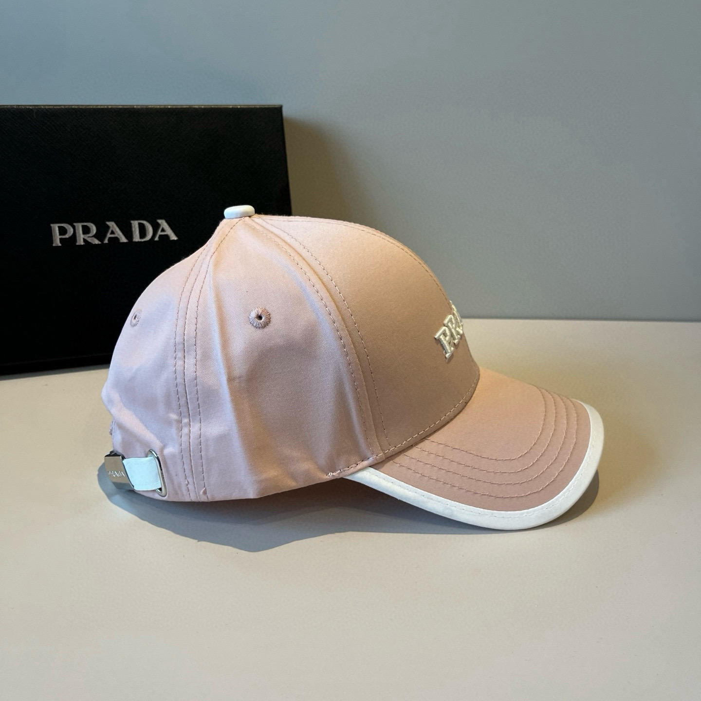 
普拉达 PRADA 新品经典棒球帽 代购版本！时尚潮流，高端做工！非一般的品质，细节看实拍哦