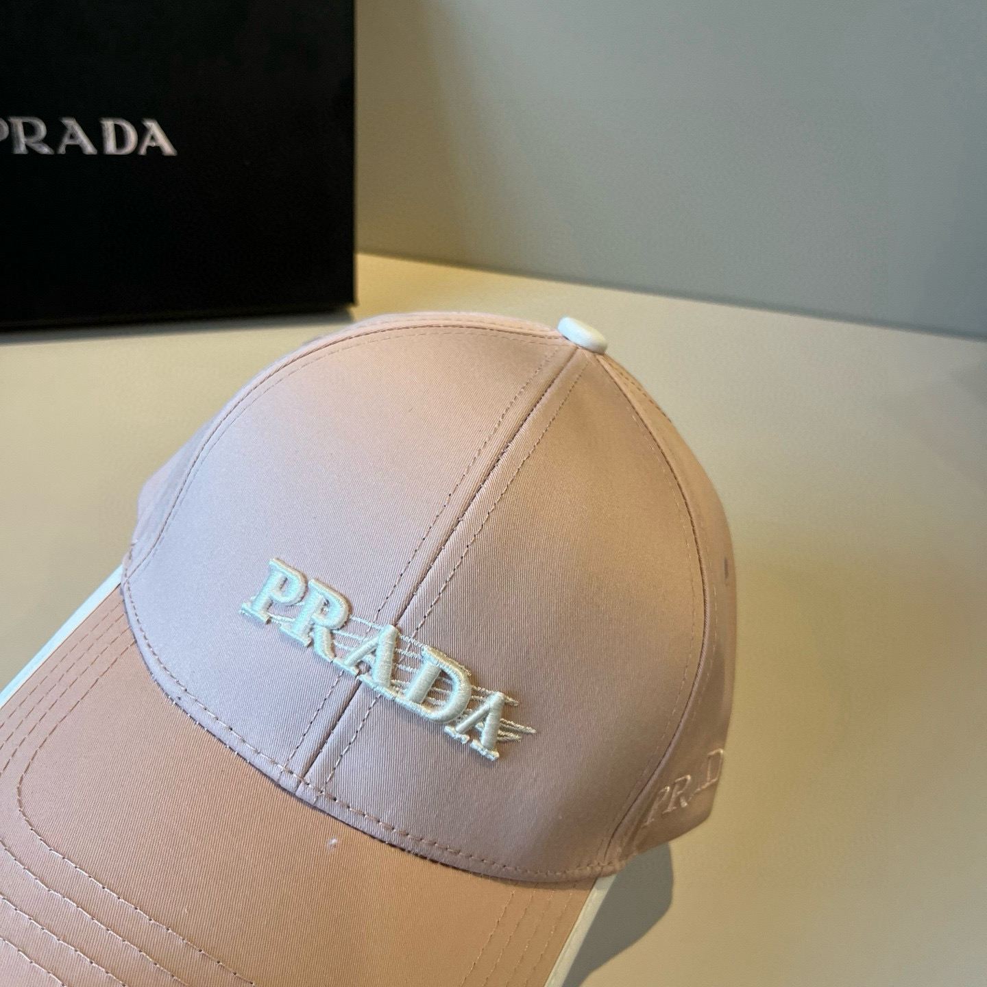
普拉达 PRADA 新品经典棒球帽 代购版本！时尚潮流，高端做工！非一般的品质，细节看实拍哦