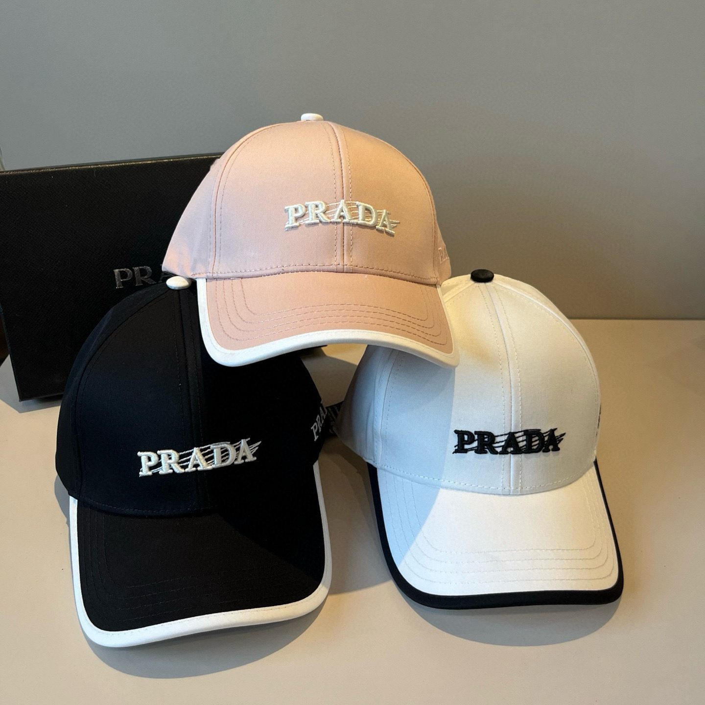 
普拉达 PRADA 新品经典棒球帽 代购版本！时尚潮流，高端做工！非一般的品质，细节看实拍哦