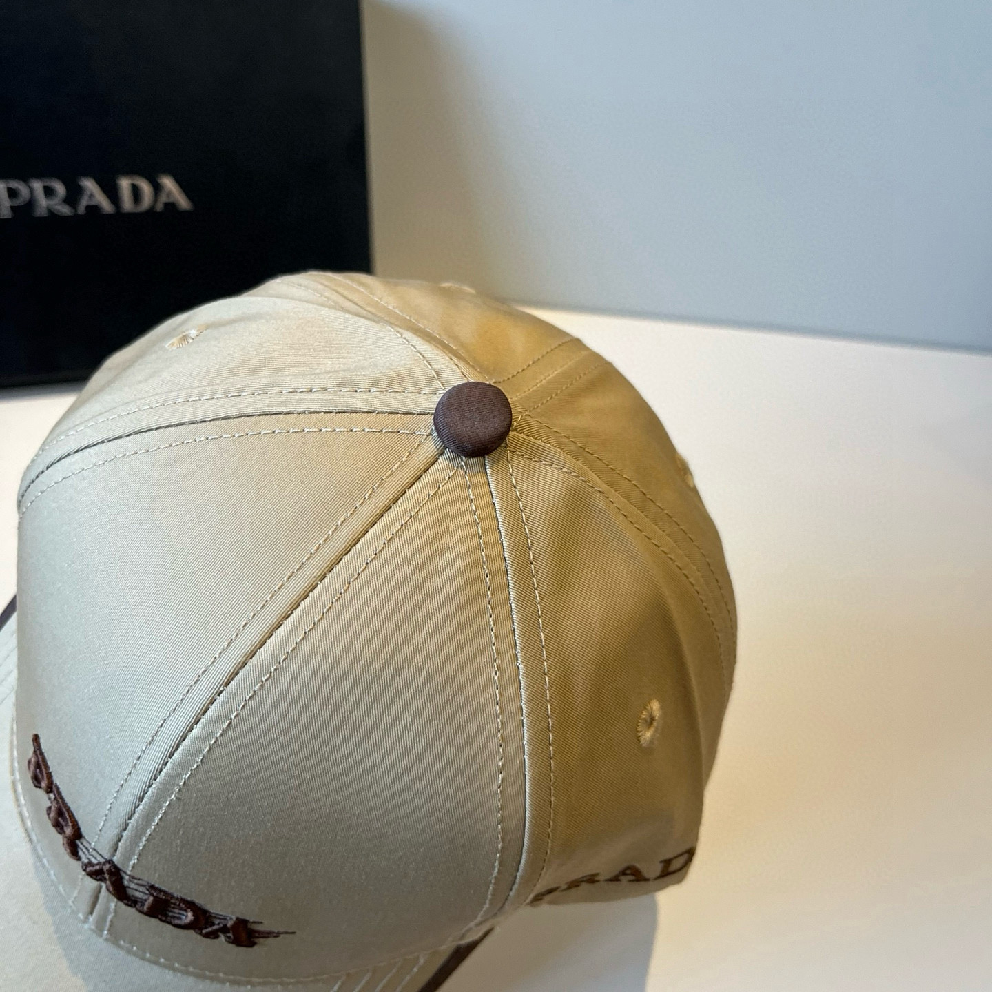 
普拉达 PRADA 新品经典棒球帽 代购版本！时尚潮流，高端做工！非一般的品质，细节看实拍哦