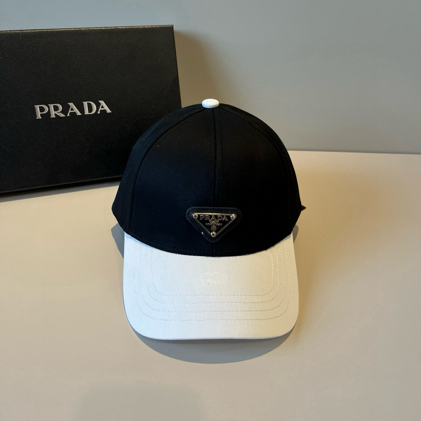 
普拉达 PRADA 新品经典棒球帽 代购版本！时尚潮流，高端做工！非一般的品质，细节看实拍哦