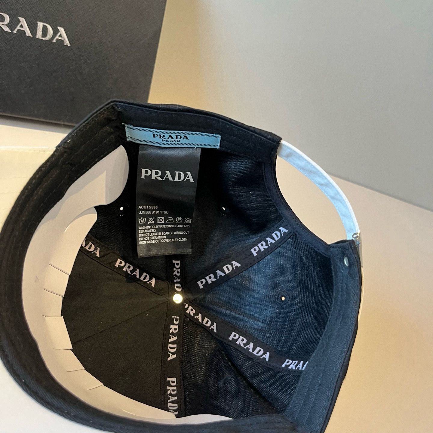 
普拉达 PRADA 新品经典棒球帽 代购版本！时尚潮流，高端做工！非一般的品质，细节看实拍哦
