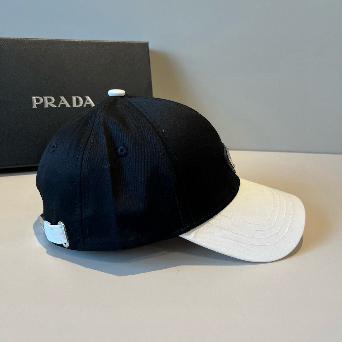 
普拉达 PRADA 新品经典棒球帽 代购版本！时尚潮流，高端做工！非一般的品质，细节看实拍哦