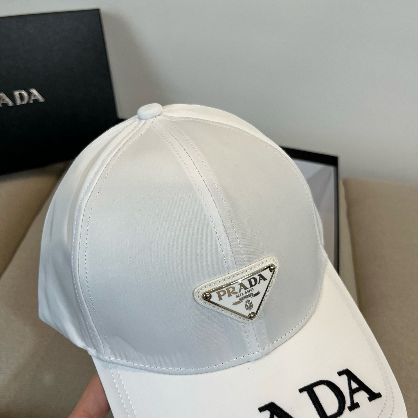 
普拉达 PRADA 新品经典棒球帽 代购版本！时尚潮流，高端做工！非一般的品质，细节看实拍哦