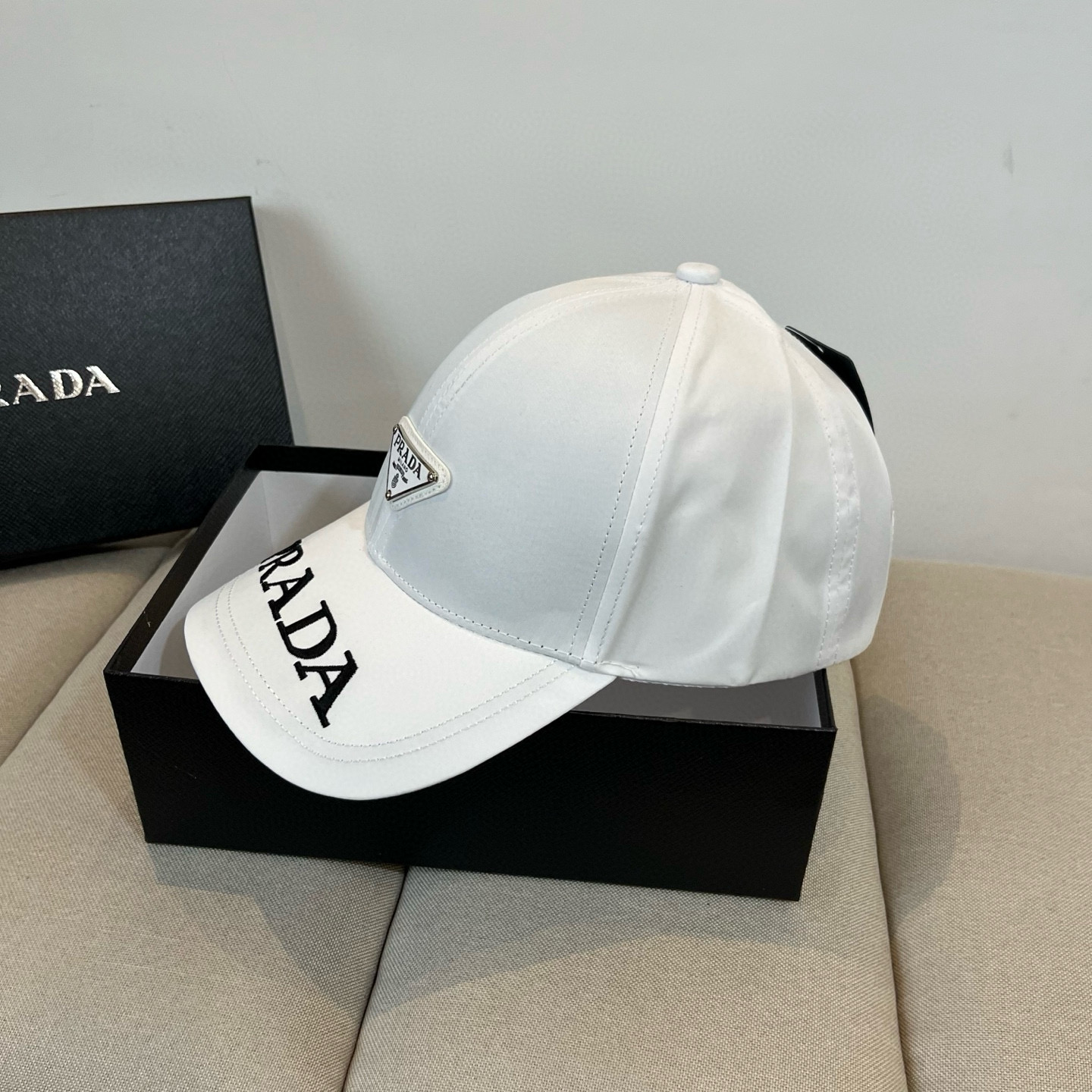 
普拉达 PRADA 新品经典棒球帽 代购版本！时尚潮流，高端做工！非一般的品质，细节看实拍哦