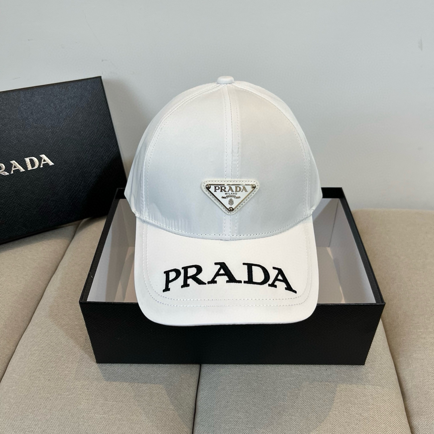 
普拉达 PRADA 新品经典棒球帽 代购版本！时尚潮流，高端做工！非一般的品质，细节看实拍哦