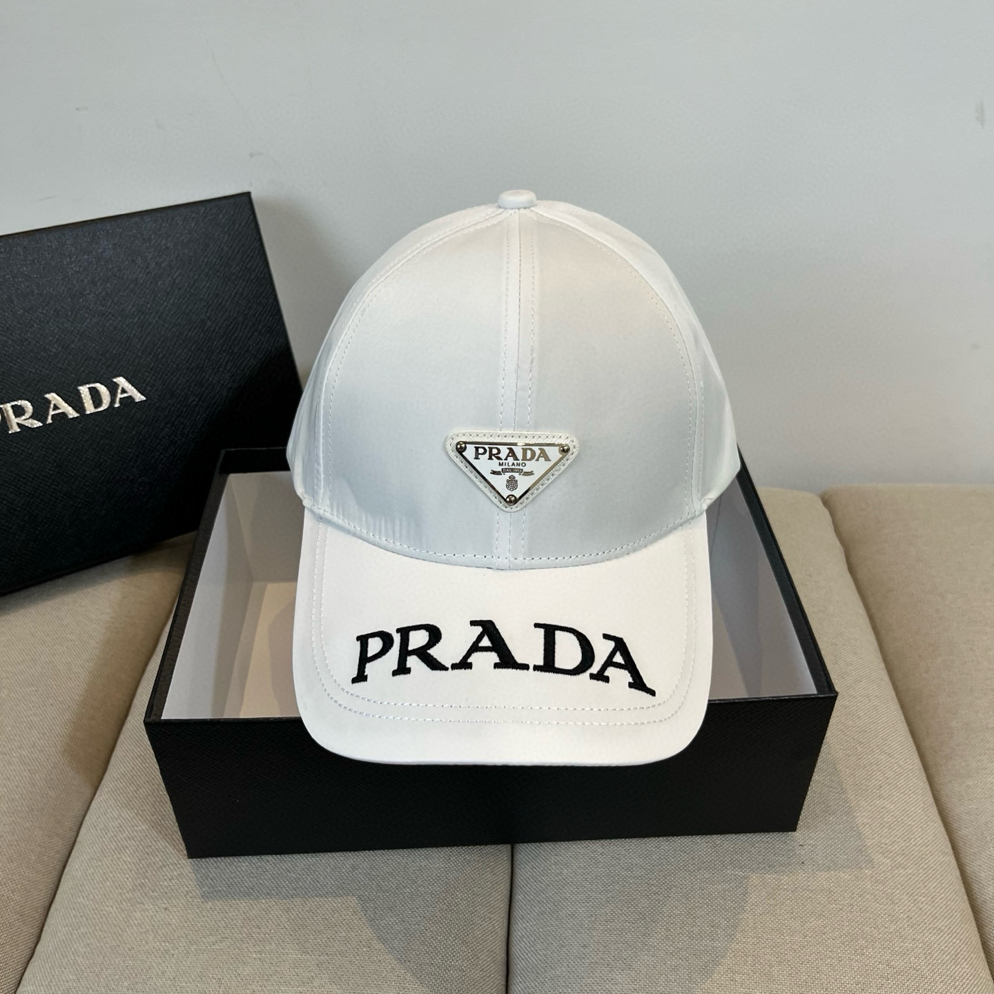 
普拉达 PRADA 新品经典棒球帽 代购版本！时尚潮流，高端做工！非一般的品质，细节看实拍哦
