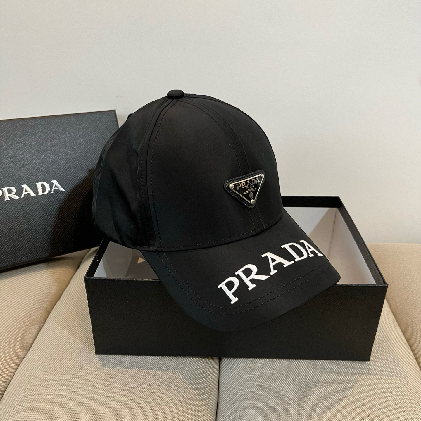 
普拉达 PRADA 新品经典棒球帽 代购版本！时尚潮流，高端做工！非一般的品质，细节看实拍哦