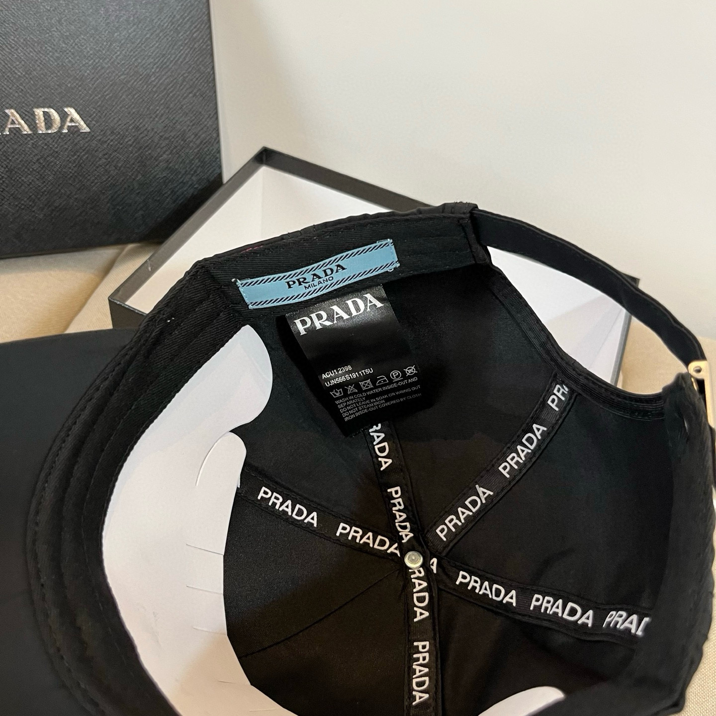 
普拉达 PRADA 新品经典棒球帽 代购版本！时尚潮流，高端做工！非一般的品质，细节看实拍哦