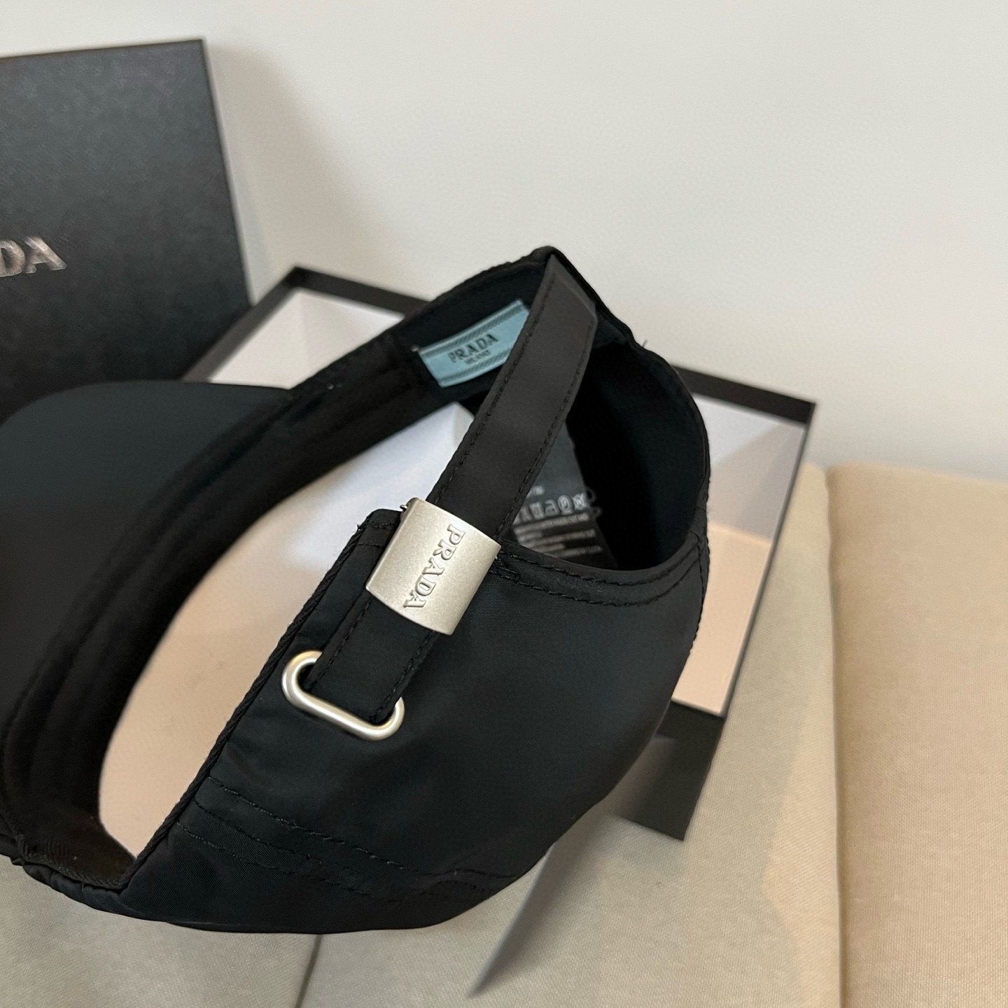 
普拉达 PRADA 新品经典棒球帽 代购版本！时尚潮流，高端做工！非一般的品质，细节看实拍哦