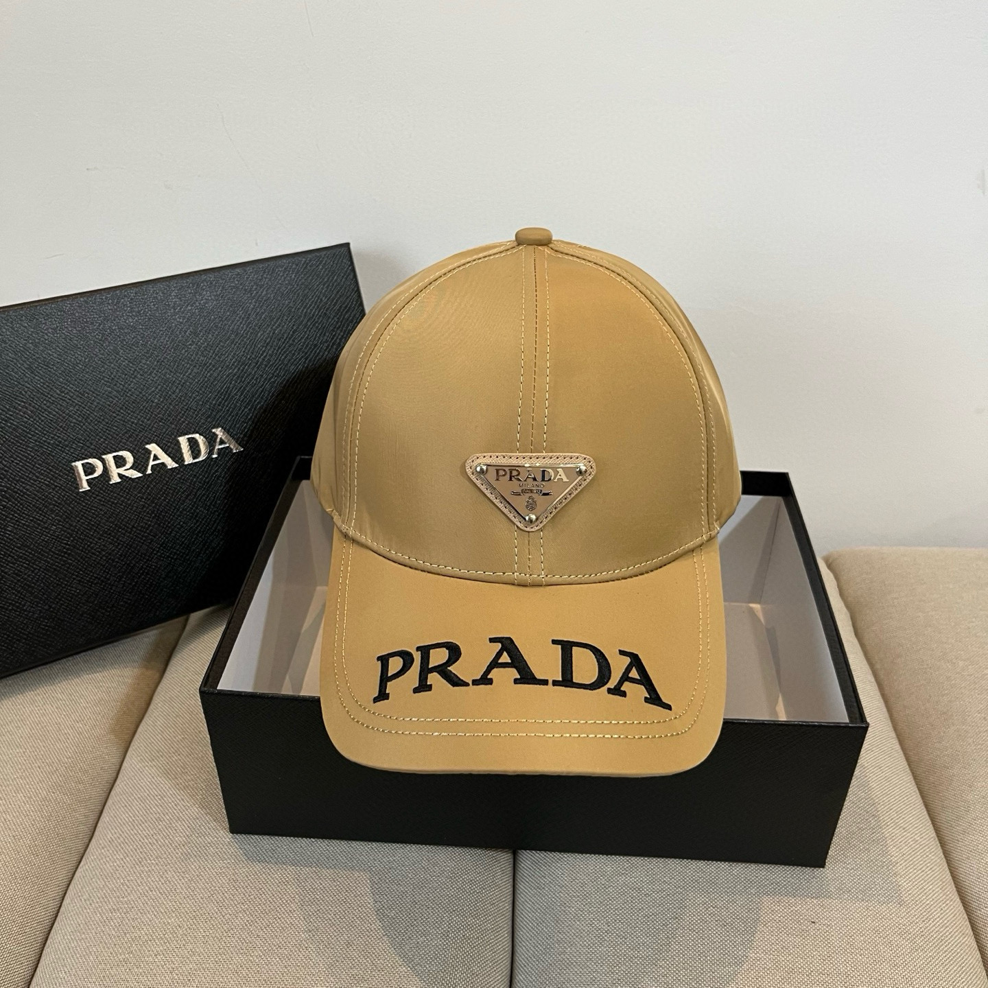 
普拉达 PRADA 新品经典棒球帽 代购版本！时尚潮流，高端做工！非一般的品质，细节看实拍哦
