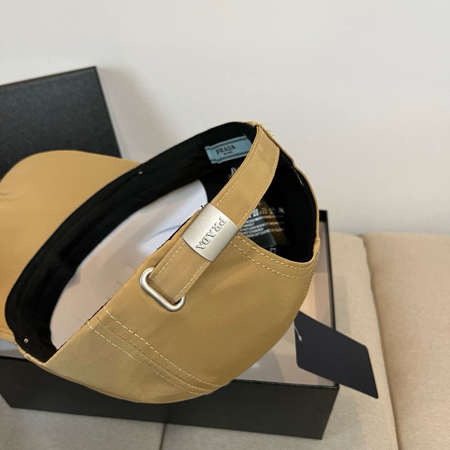 
普拉达 PRADA 新品经典棒球帽 代购版本！时尚潮流，高端做工！非一般的品质，细节看实拍哦