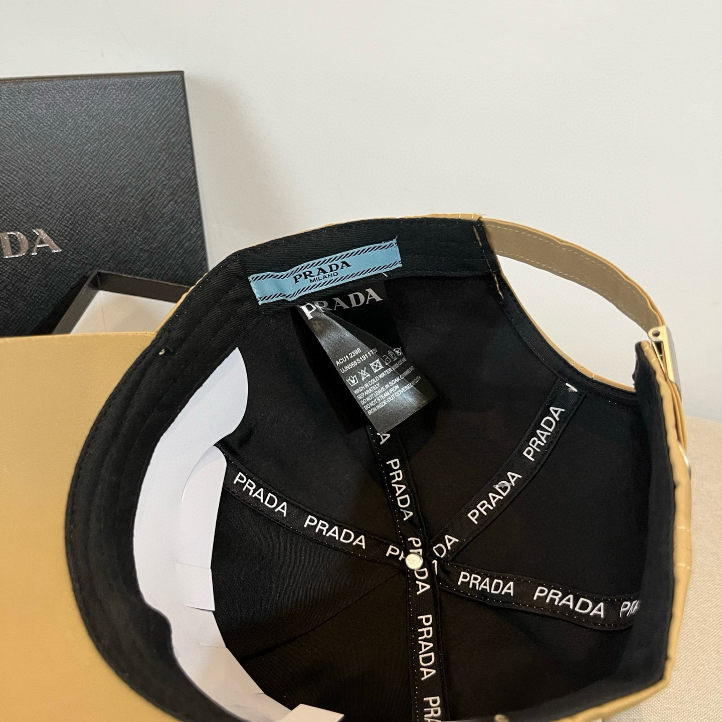 
普拉达 PRADA 新品经典棒球帽 代购版本！时尚潮流，高端做工！非一般的品质，细节看实拍哦