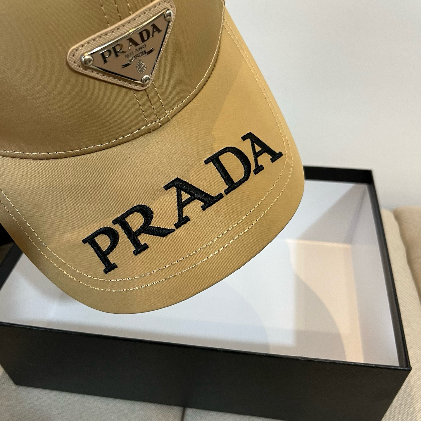 
普拉达 PRADA 新品经典棒球帽 代购版本！时尚潮流，高端做工！非一般的品质，细节看实拍哦