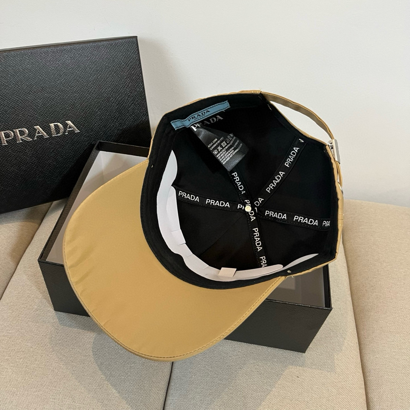 
普拉达 PRADA 新品经典棒球帽 代购版本！时尚潮流，高端做工！非一般的品质，细节看实拍哦