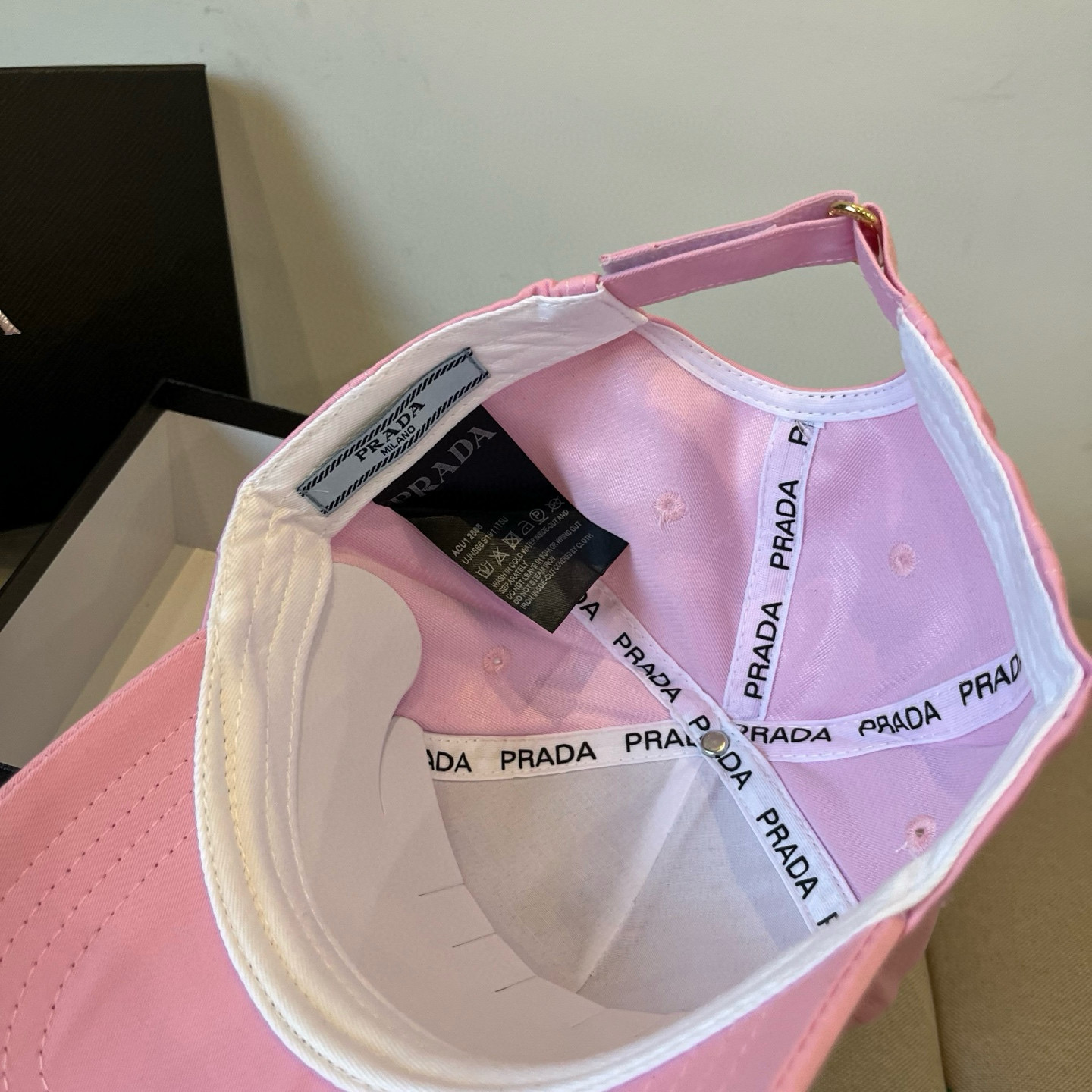 
普拉达 PRADA 新品经典棒球帽 代购版本！时尚潮流，高端做工！非一般的品质，细节看实拍哦