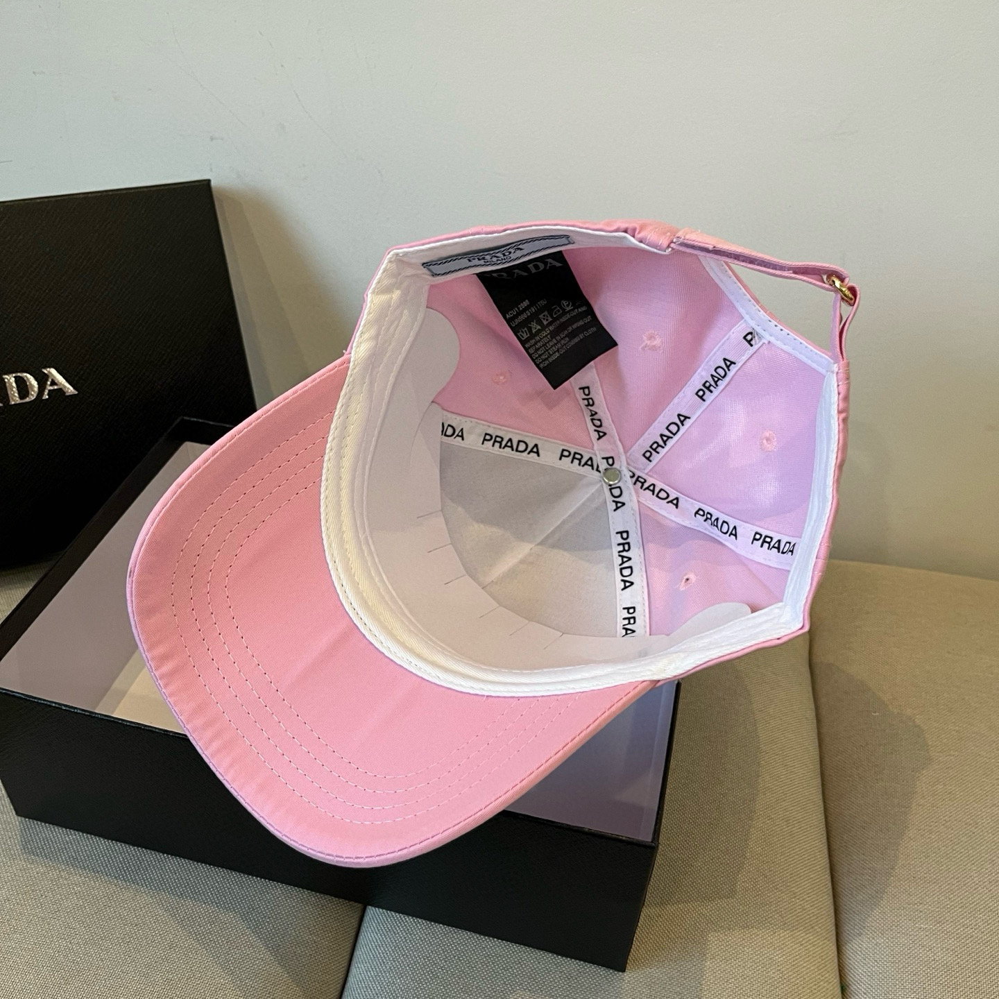 
普拉达 PRADA 新品经典棒球帽 代购版本！时尚潮流，高端做工！非一般的品质，细节看实拍哦