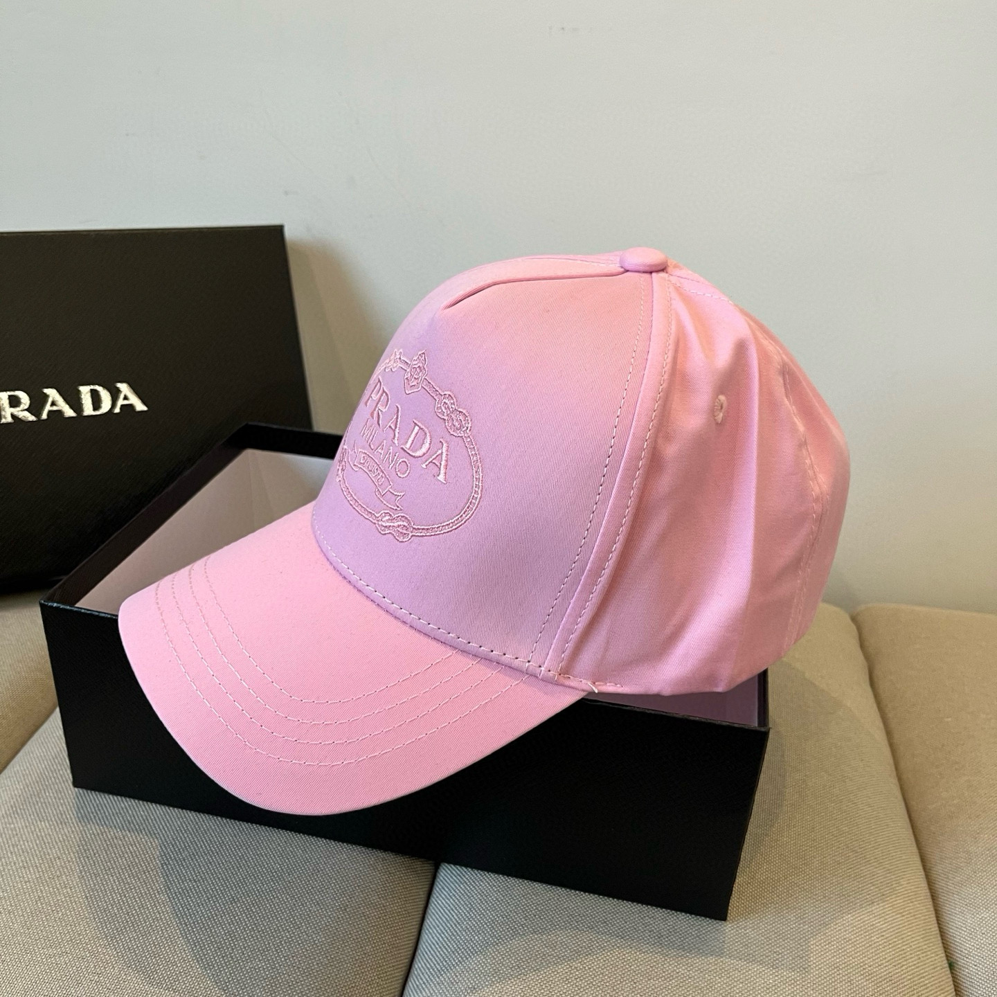 
普拉达 PRADA 新品经典棒球帽 代购版本！时尚潮流，高端做工！非一般的品质，细节看实拍哦