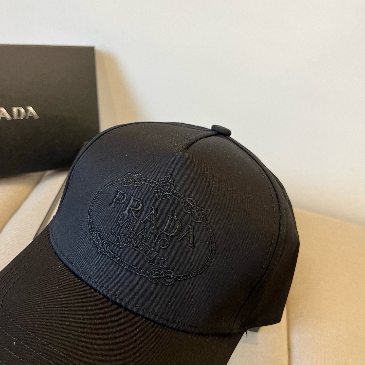 
普拉达 PRADA 新品经典棒球帽 代购版本！时尚潮流，高端做工！非一般的品质，细节看实拍哦