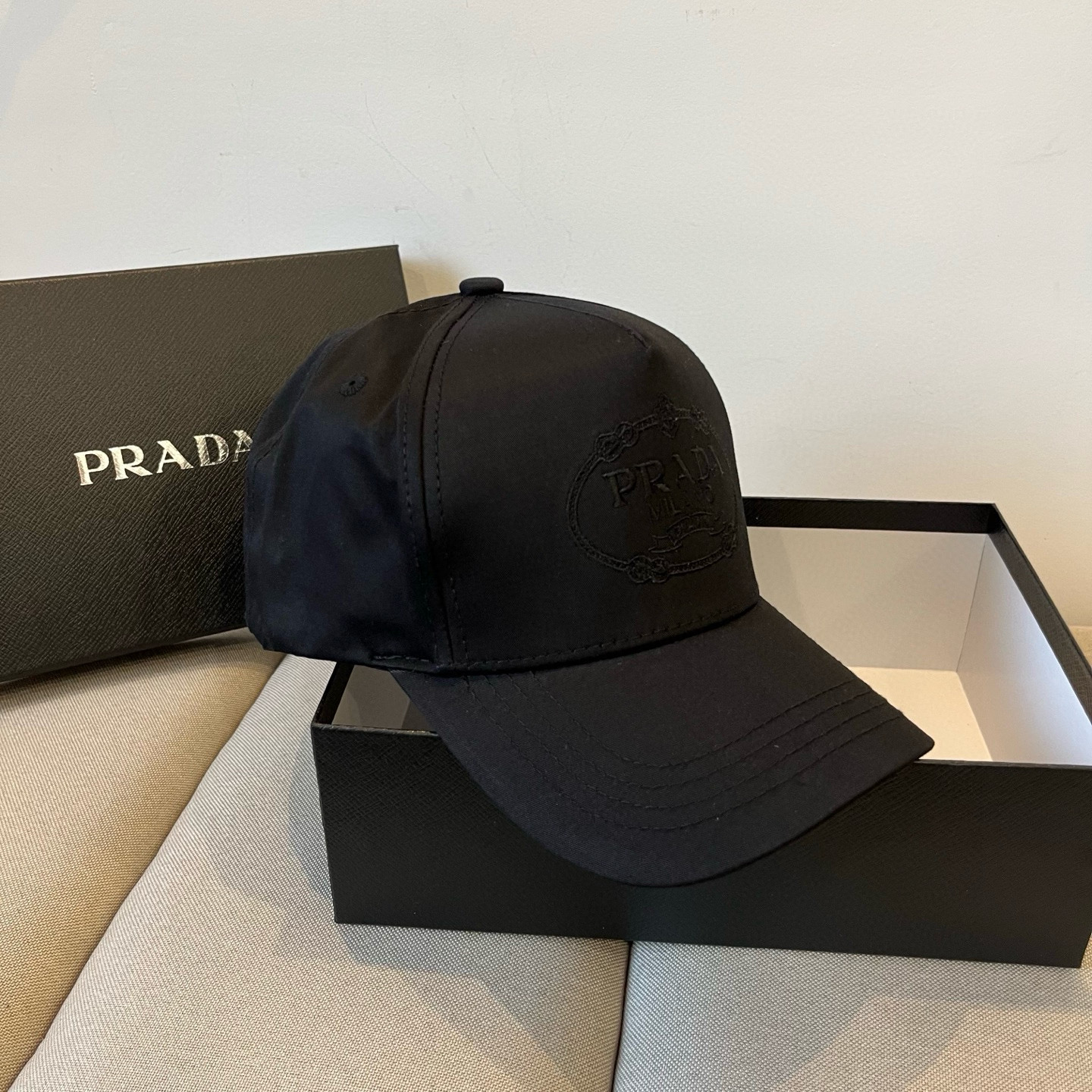 
普拉达 PRADA 新品经典棒球帽 代购版本！时尚潮流，高端做工！非一般的品质，细节看实拍哦