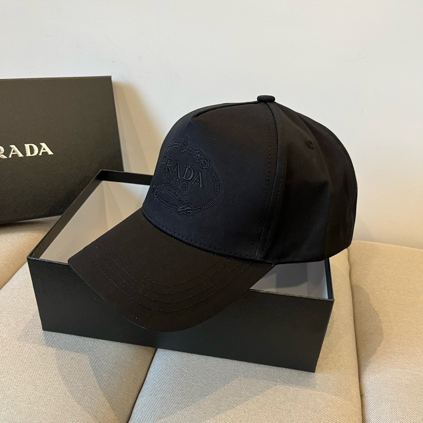 
普拉达 PRADA 新品经典棒球帽 代购版本！时尚潮流，高端做工！非一般的品质，细节看实拍哦
