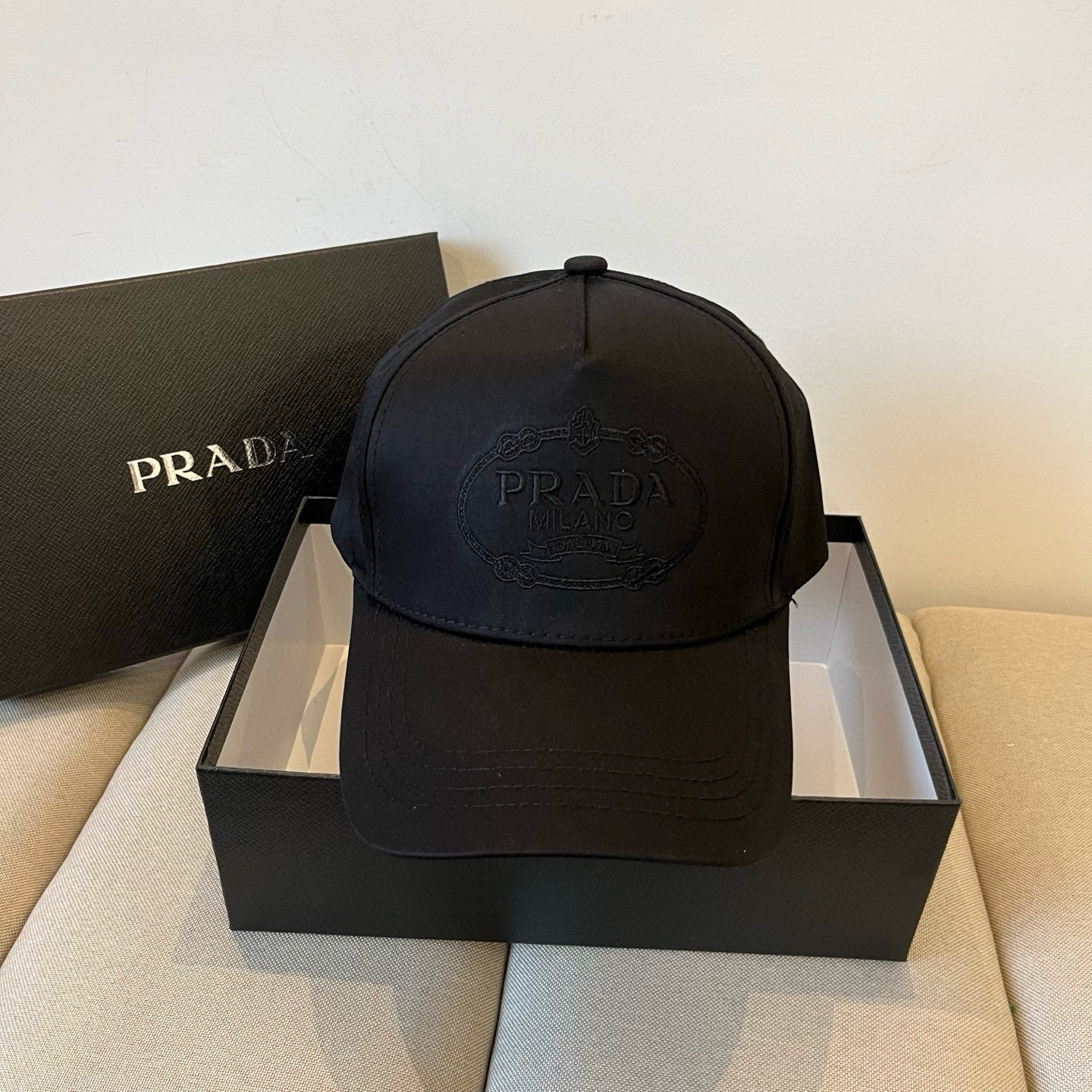 
普拉达 PRADA 新品经典棒球帽 代购版本！时尚潮流，高端做工！非一般的品质，细节看实拍哦
