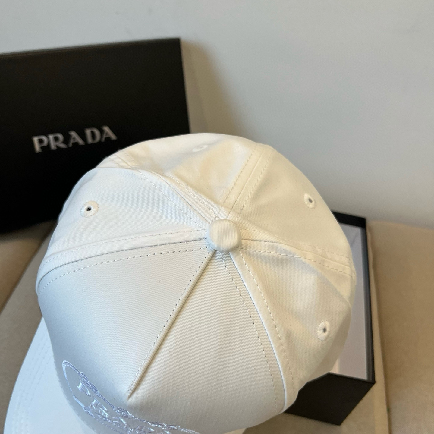 
普拉达 PRADA 新品经典棒球帽 代购版本！时尚潮流，高端做工！非一般的品质，细节看实拍哦