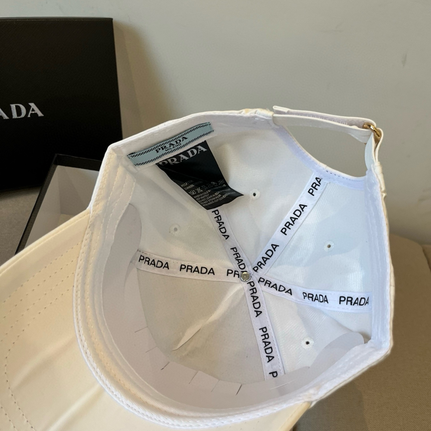 
普拉达 PRADA 新品经典棒球帽 代购版本！时尚潮流，高端做工！非一般的品质，细节看实拍哦