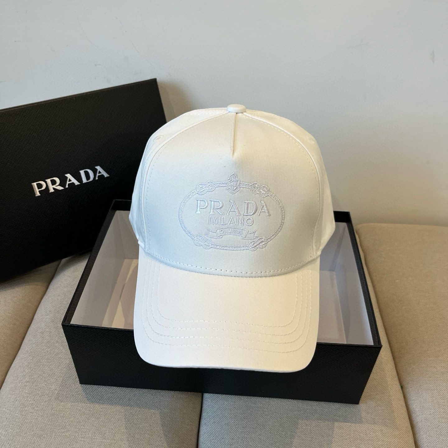
普拉达 PRADA 新品经典棒球帽 代购版本！时尚潮流，高端做工！非一般的品质，细节看实拍哦