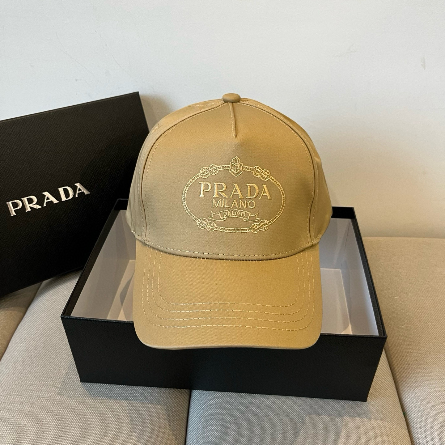 NO:350920,Prada PRADA new classic baseball cap purchase version!  Fashion trend, high-end workmanship!  Extraordinary quality, look at the details of the real shot, hat, straw hat, fisherman hat, baseball hat, hat, prada, prada, espadrilles, hats普拉达 PRADA 新品经典棒球帽 代购版本！时尚潮流,高端做工！非一般的品质,细节看实拍哦帽子草帽渔夫帽棒球帽,帽子,prada,prada,espadrilles,hats,hat