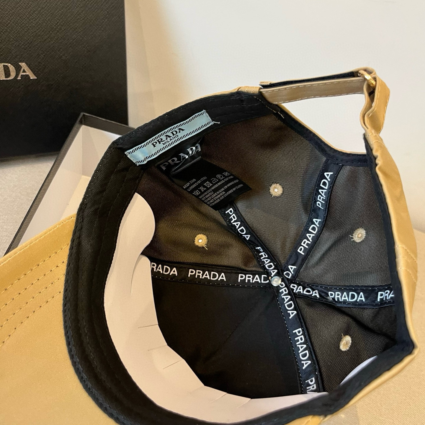 
普拉达 PRADA 新品经典棒球帽 代购版本！时尚潮流，高端做工！非一般的品质，细节看实拍哦