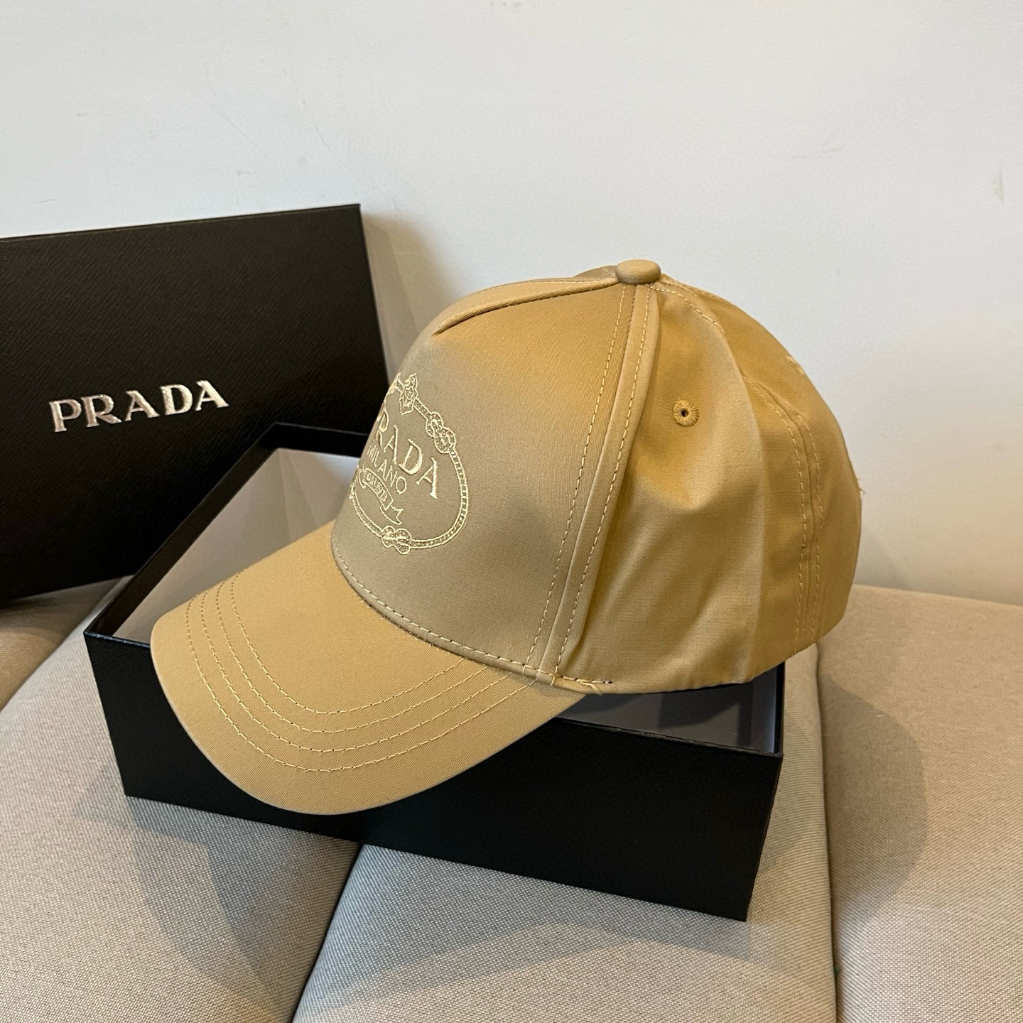 
普拉达 PRADA 新品经典棒球帽 代购版本！时尚潮流，高端做工！非一般的品质，细节看实拍哦