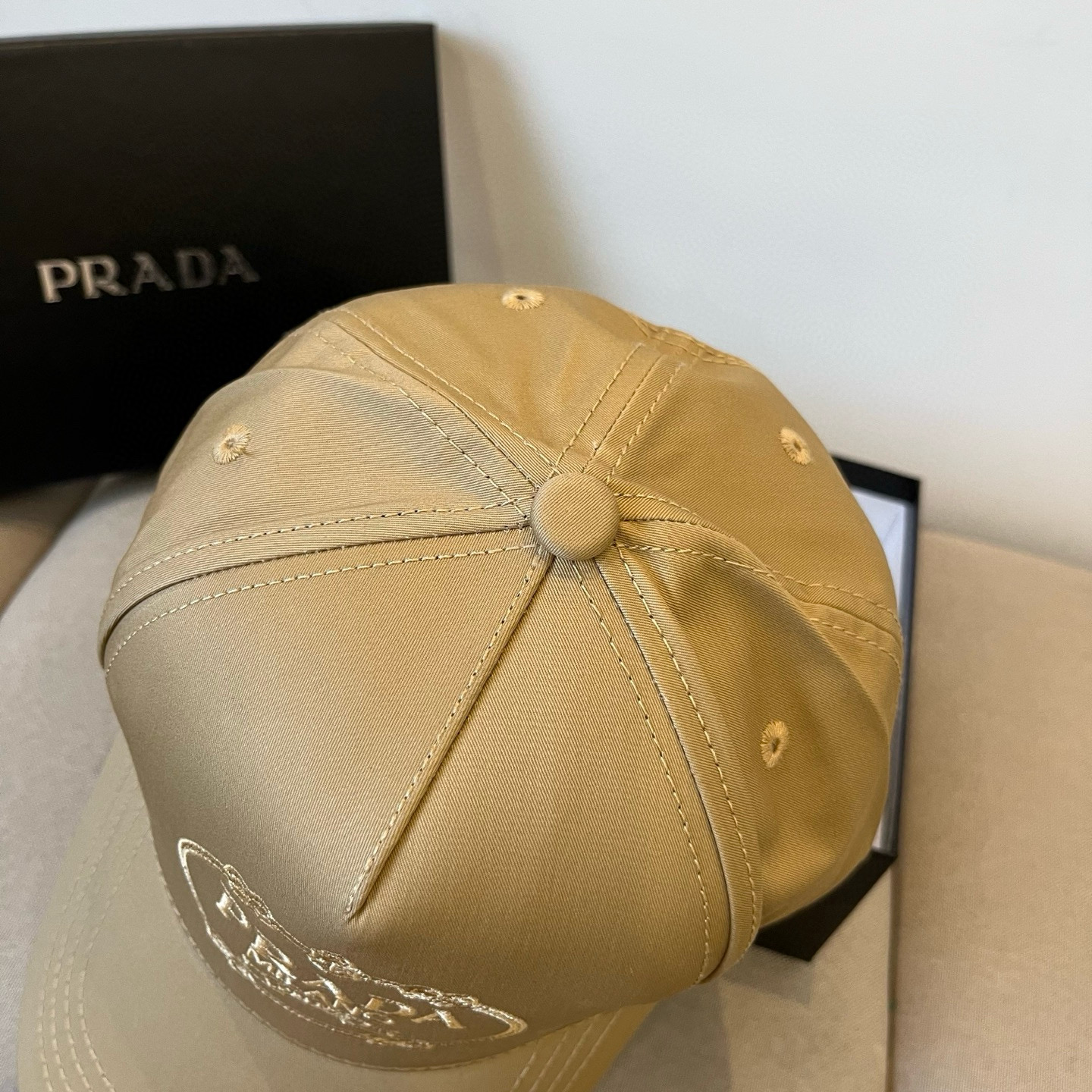 
普拉达 PRADA 新品经典棒球帽 代购版本！时尚潮流，高端做工！非一般的品质，细节看实拍哦