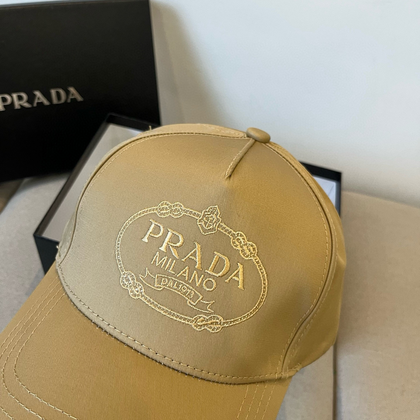
普拉达 PRADA 新品经典棒球帽 代购版本！时尚潮流，高端做工！非一般的品质，细节看实拍哦